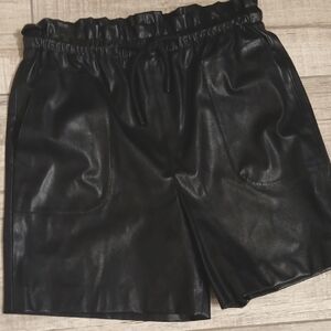 NEW! VEGAN AKRIS PUNTO ..FERGIE LEATHER SHORTS..AKRIS PUNTO..SIZE 8